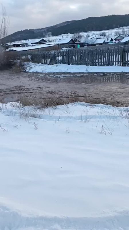 В Десятниково прорвало дамбу