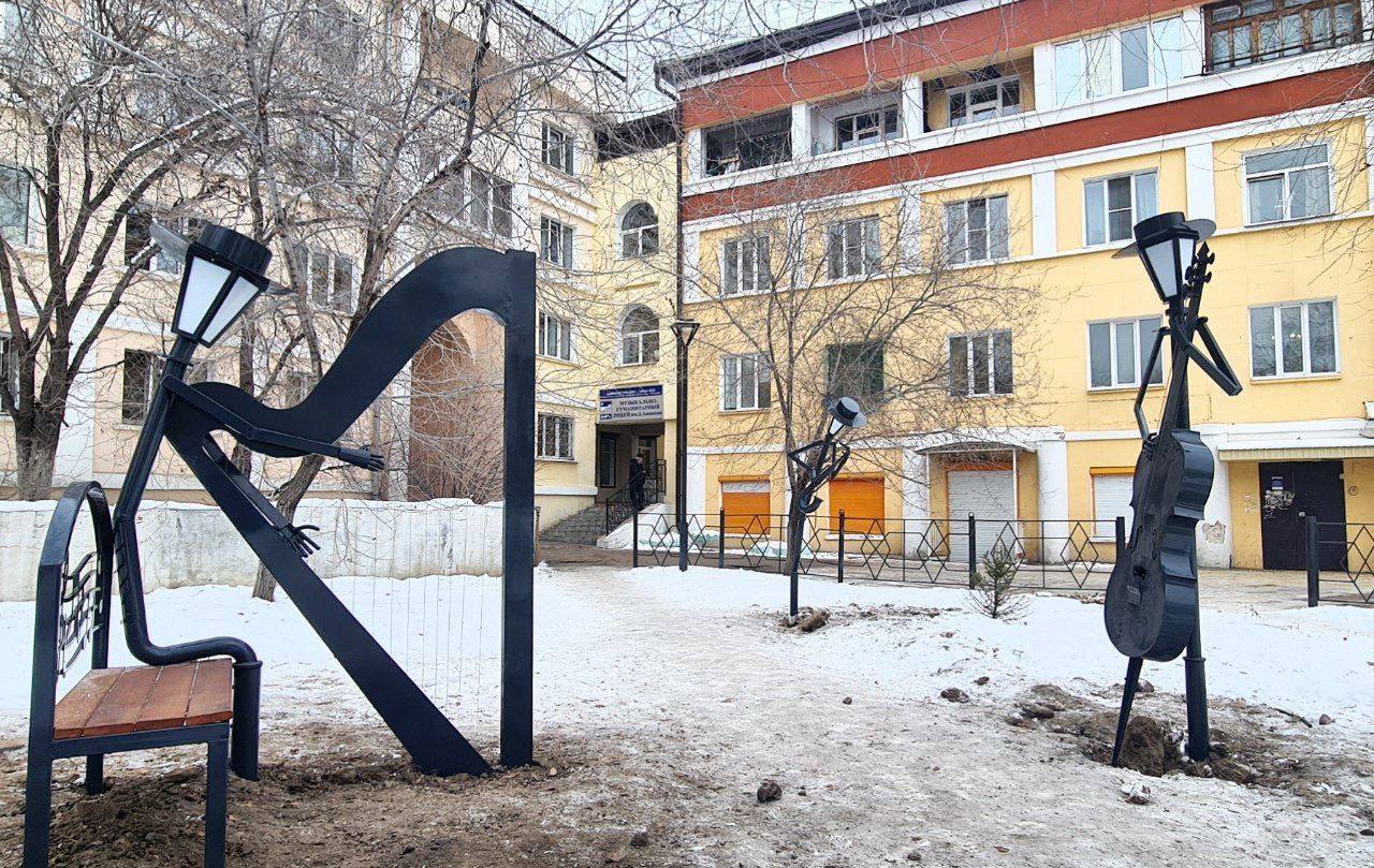В Улан-Удэ появились светильники-музыканты