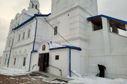 С молитвой и лопатой: священники Улан-Удэ расчистили путь к храму