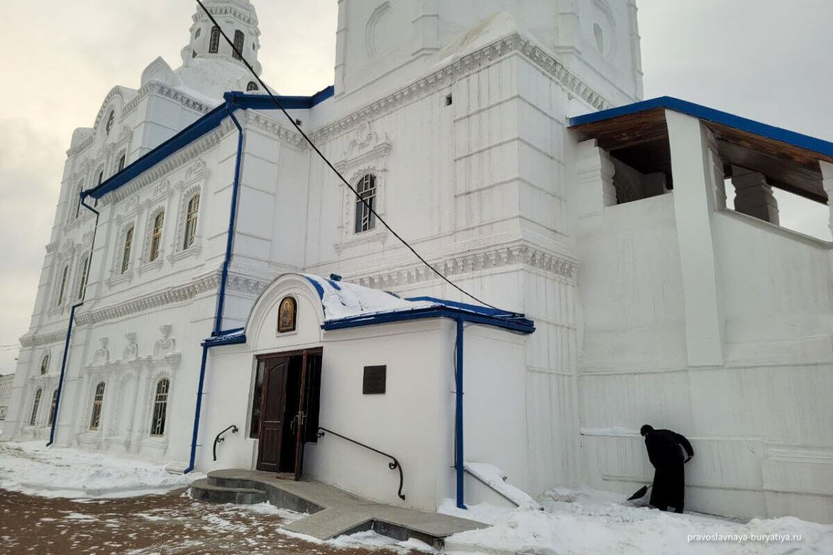 С молитвой и лопатой: священники Улан-Удэ расчистили путь к храму