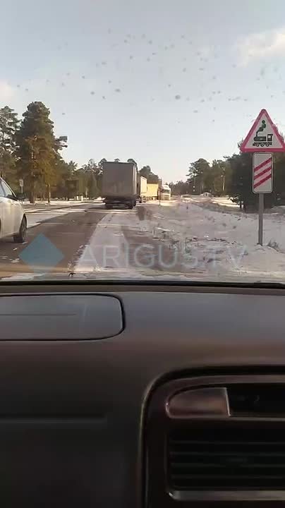 Нам пишут: Фуру развернуло возле железнодорожного переезда перед Онохоем