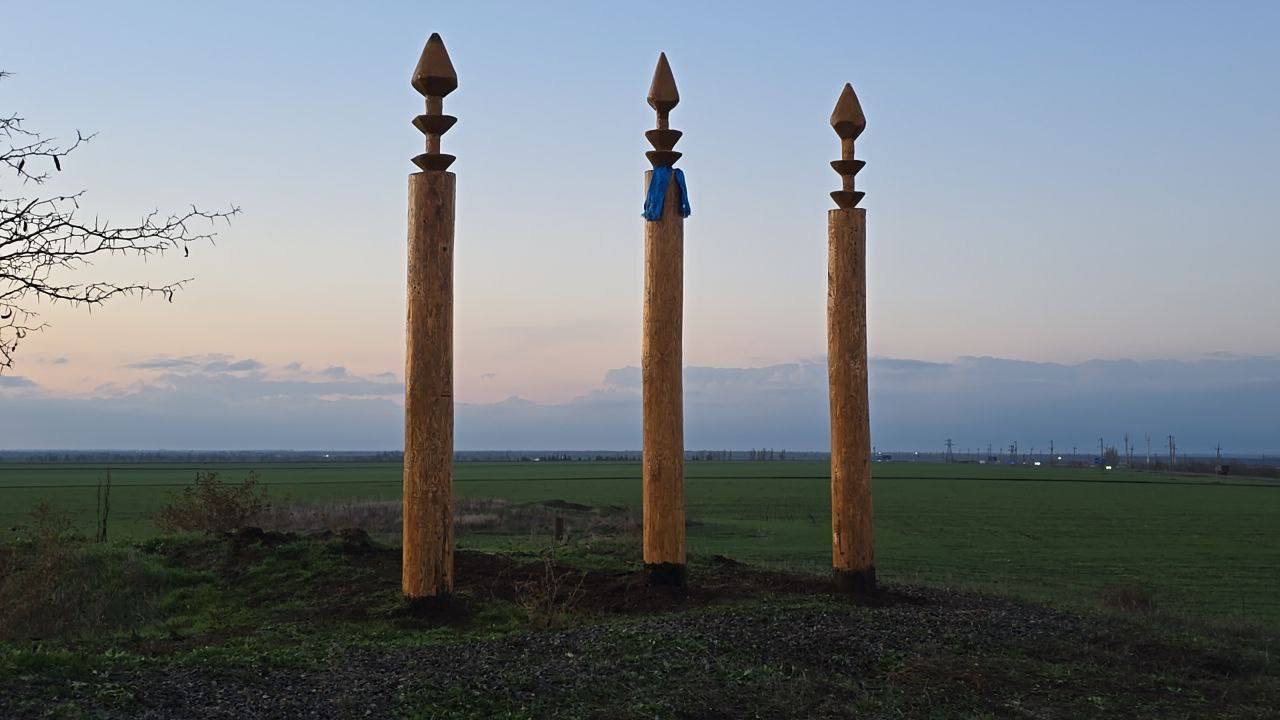 Воины восстановили национальные символы у субургана под Мангушем Воины восстановили национальные символы у субургана под Мангушем