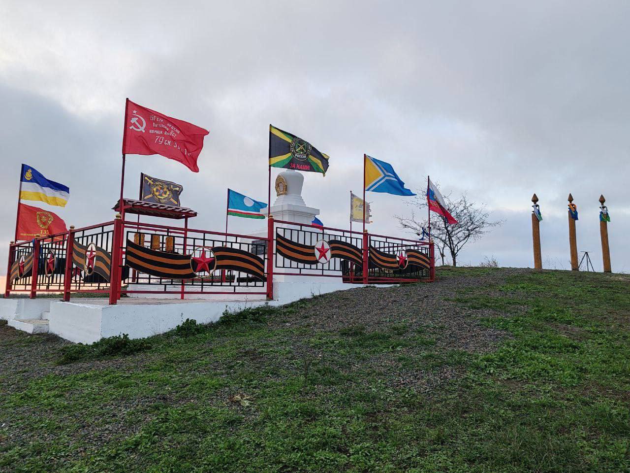 Воины восстановили национальные символы у субургана под Мангушем Воины восстановили национальные символы у субургана под Мангушем