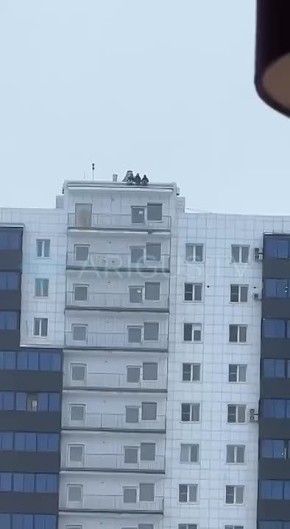 Нам пишут: Дети забрались на крышу 19-этажного дома на Смолина, 67, вскрыв замки