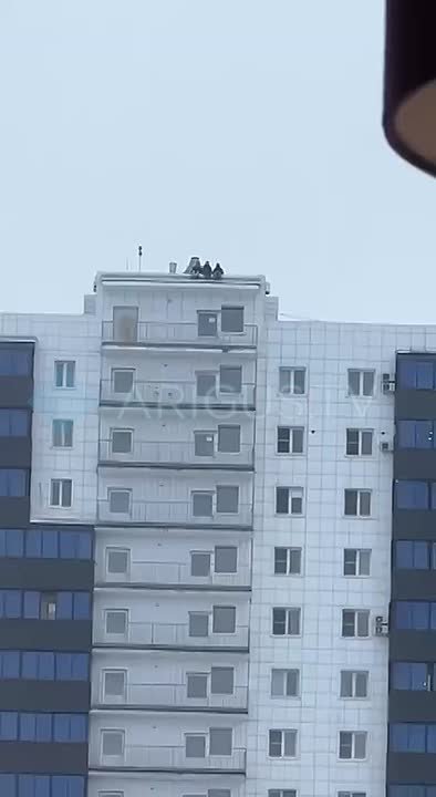 Нам пишут: Дети забрались на крышу 19-этажного дома на Смолина, 67, вскрыв замки
