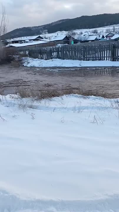 В селе Десятниково Тарбагатайского района Бурятии накануне прорвало временную дамбу
