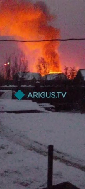 По предварительным данным, жилой дом горит в Поселье недалеко от конечной 106 маршрута