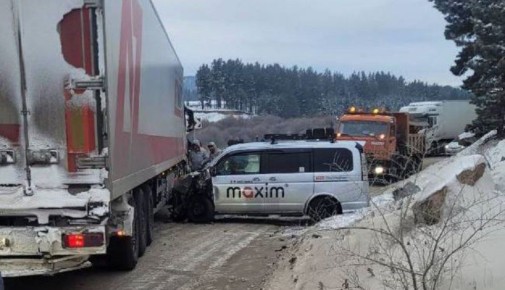 Минивэн столкнулся с фурой в Тарбагатайском районе