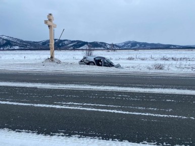 В Бурятии автомобиль врезался в крест на обочине