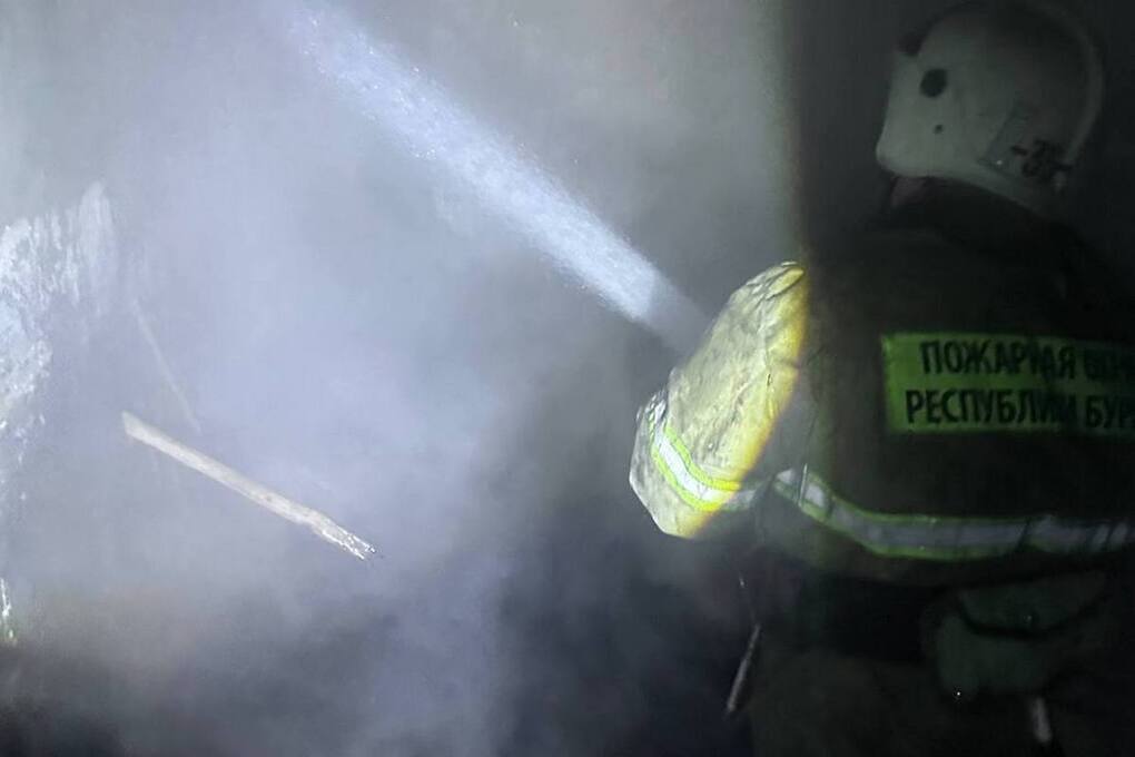 В Бурятии в Бичурском районе горела бывшая швейная фабрика