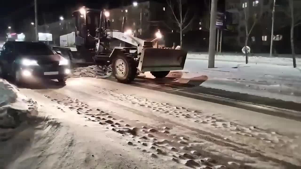 Ночью грейдеры убирают шишки на дорогах Улан-Удэ