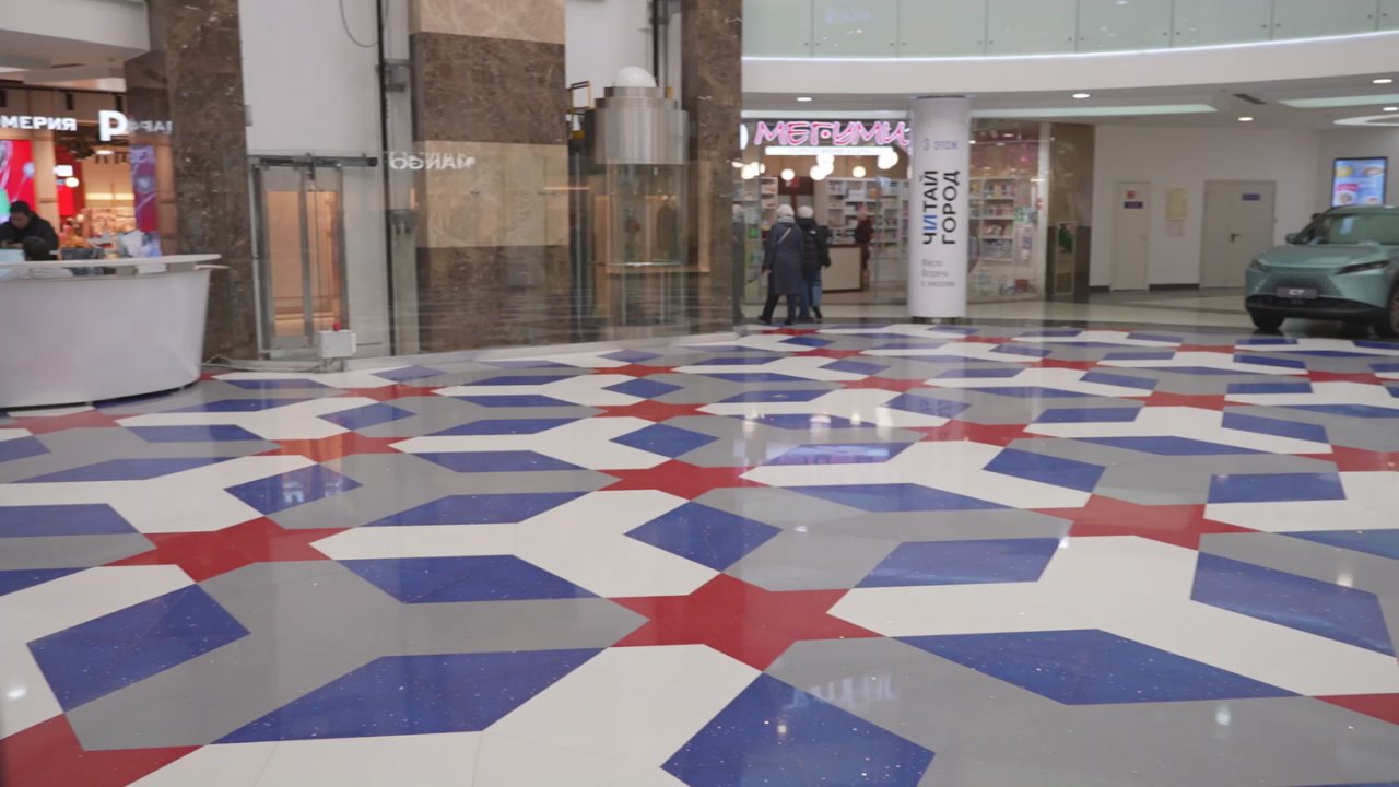 В честь Дня рождения сосиски, сегодня Мариам Восканян угощала уланудэнцев продукцией Свинокомплекса "Сибагро"