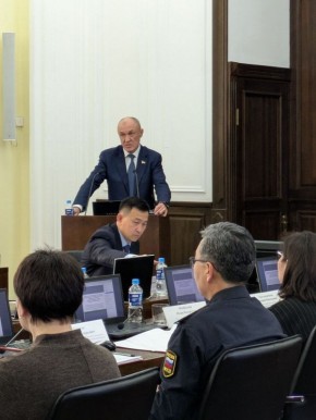 Председатель Комитета Народного Хурала по государственному устройству Петр Мордовской остановил внимание на многотрудной работе всех органов власти с участием общественности по выбору системы местного самоуправления