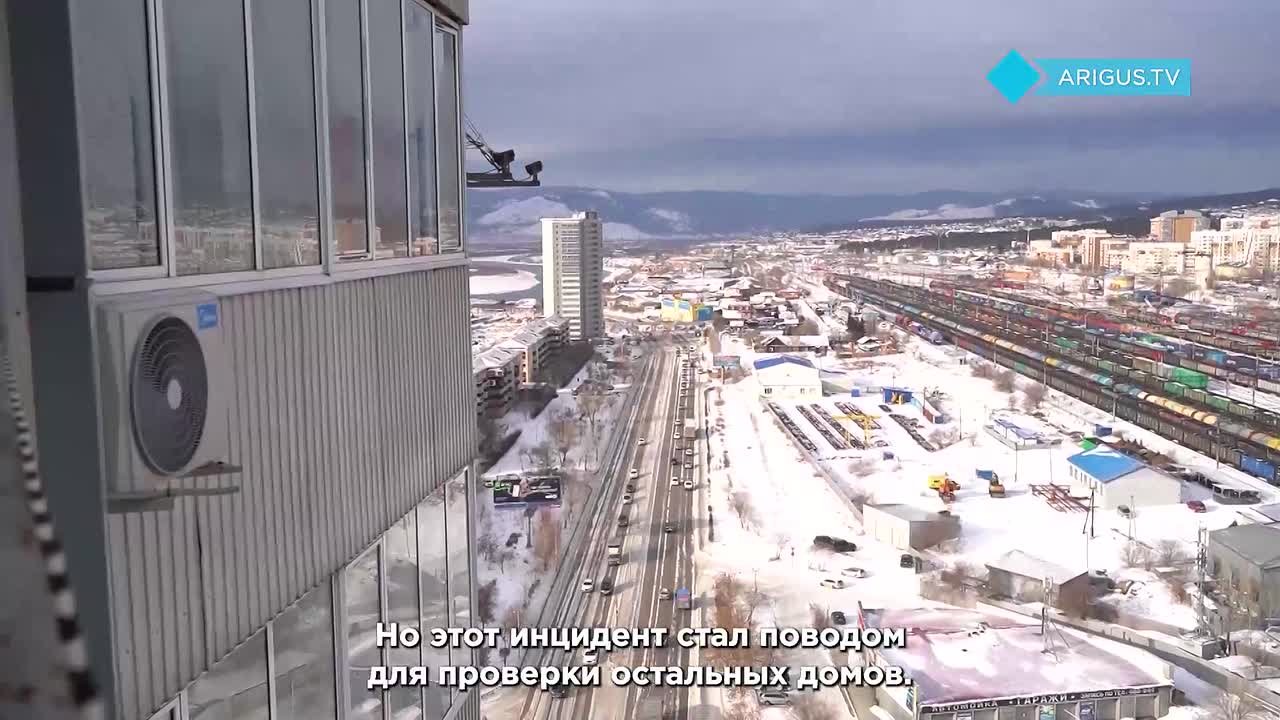 Дети на краю 19-этажки: почему это опасно и кто отвечает за доступ на крышу?