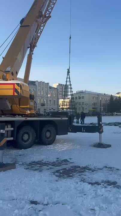 В Улан-Удэ начался монтаж главной городской ёлки