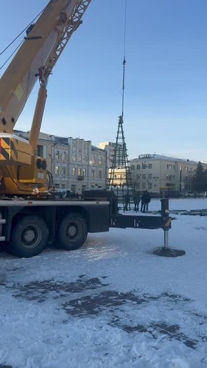 Главную ёлку начали устанавливать на площади Советов