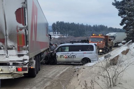 Автомобиль Honda Stepwgn выехал на «встречку» и врезался в фуру