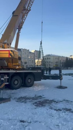 Праздник к нам приходит. В центре Улан-Удэ приступили к монтажу 27-метровой новогодней ёлки
