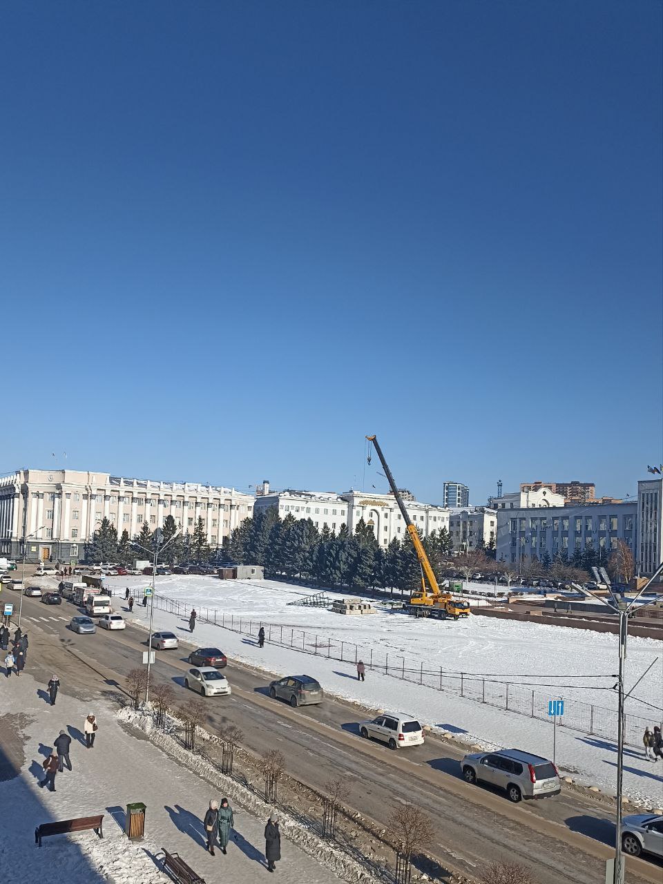 На площади Советов началась установка каркаса новогодней ёлки