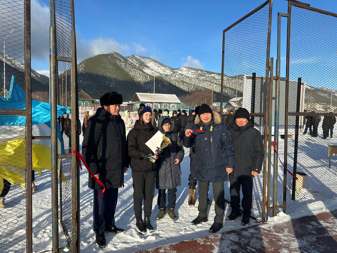 Вчера в Баргузинском районе состоялось торжественное открытие новой современной спортивной площадки! Теперь жители смогут заниматься спортом на свежем воздухе, благодаря современному комплекту, включающему малые спортивные... Вчера в Баргузинском районе состоялось торжественное открытие новой современной спортивной площадки! Теперь жители смогут заниматься спортом на свежем воздухе, благодаря современному комплекту, включающему малые спортивные...