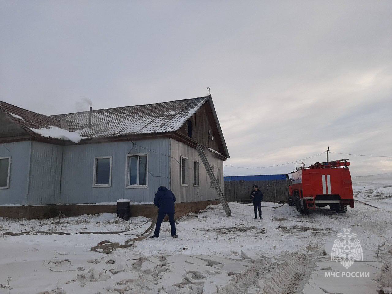 В Бурятии за сутки:. Огнеборцами республики ликвидировано 3 загорания