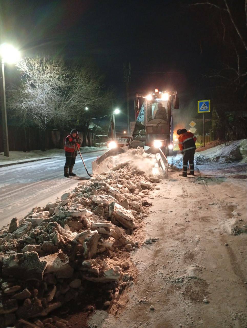 Очистили от «шишек» железнодорожный переезд в мкрн Горького Очистили от «шишек» железнодорожный переезд в мкрн Горького