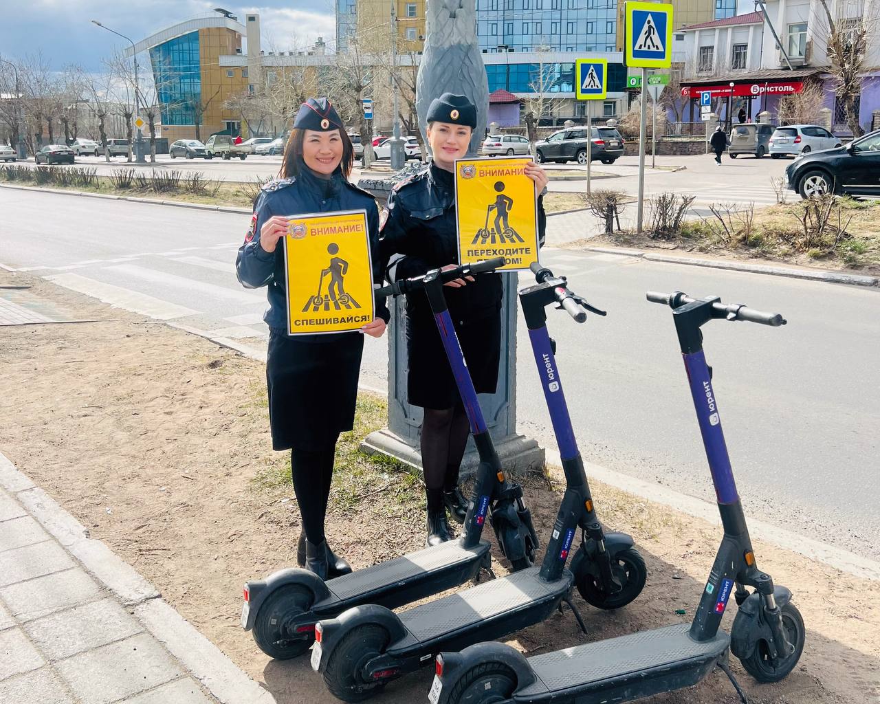 Водитель самоката - СПЕШИВАЙСЯ на пешеходном переходе, соблюдай правила дорожной безопасности