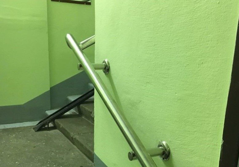 После вмешательства прокуратуры Бурятии для участника СВО установили поручни в подъезде