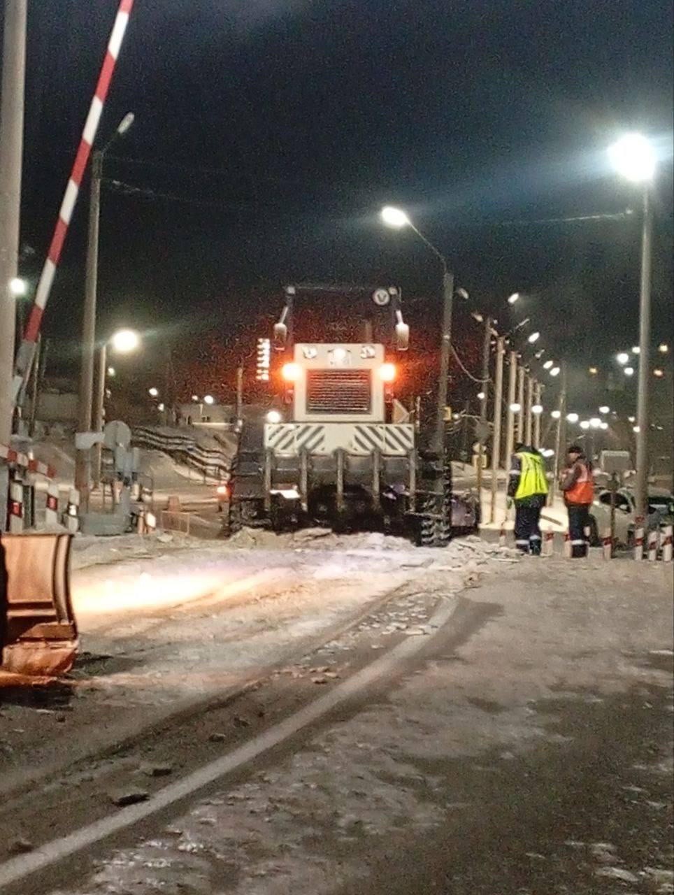 Очистили от «шишек» железнодорожный переезд в мкрн Горького Очистили от «шишек» железнодорожный переезд в мкрн Горького