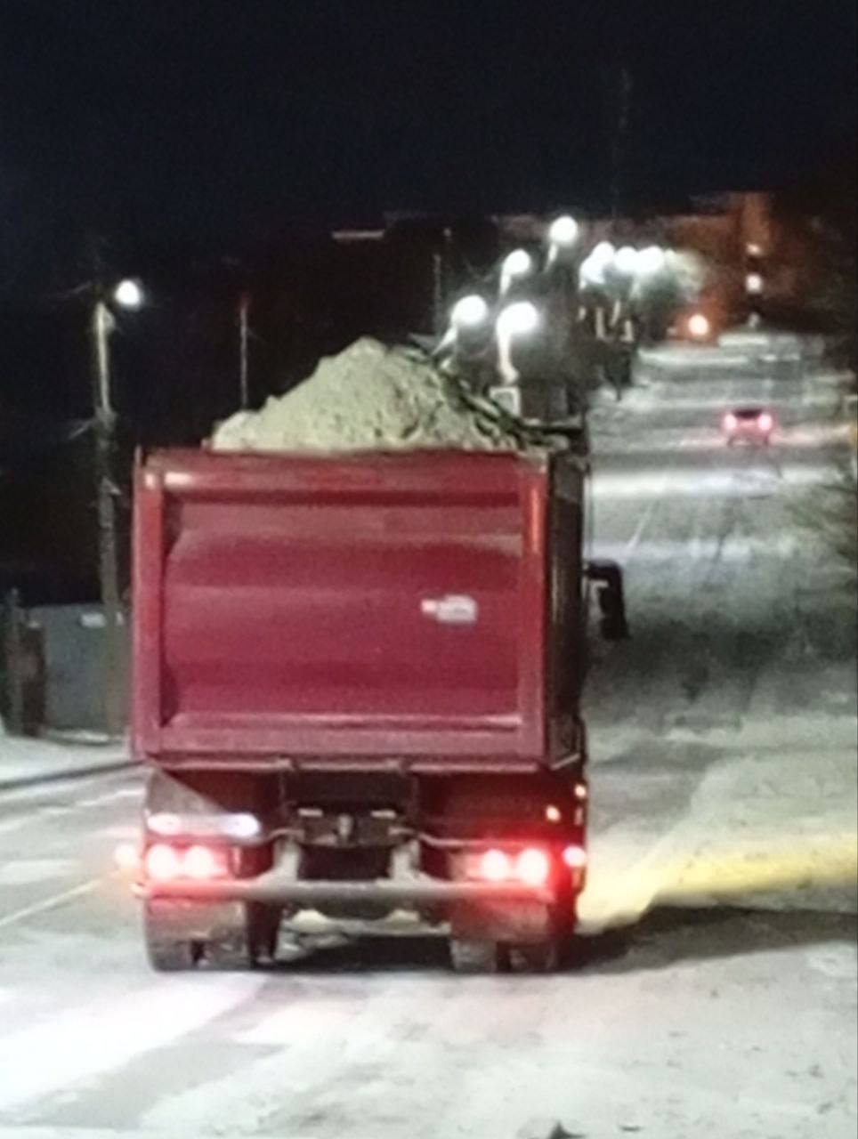 Очистили от «шишек» железнодорожный переезд в мкрн Горького Очистили от «шишек» железнодорожный переезд в мкрн Горького