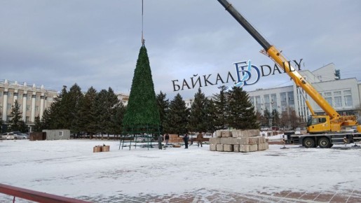 На площади Советов продолжают устанавливать новогоднюю ёлку