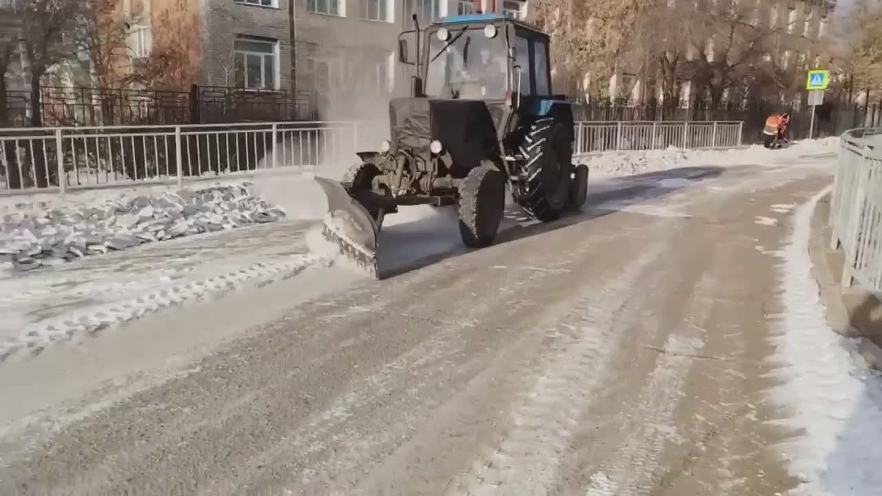 В Улан-Удэ грейдеры убирают снег в отдаленных районах, чтобы не создавать пробки и заторы, сообщили в Комбинате по благоустройству