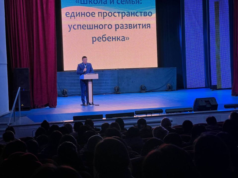 Прокурор Джидинского района принял участие в родительском собрании школы