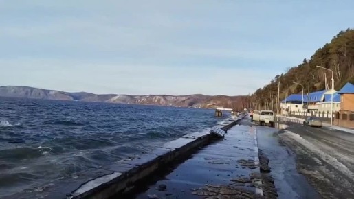 В Листвянке заливает дорогу из-за шторма на Байкале