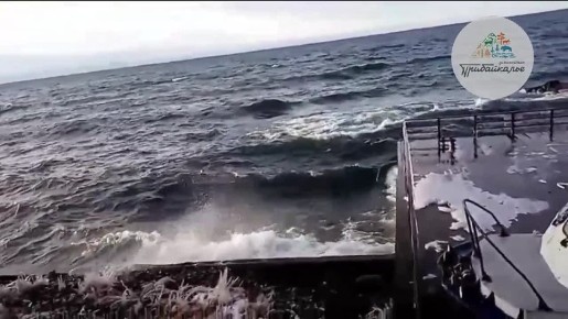 Из-за сильного ветра на Байкале в Листвянке залило дорогу