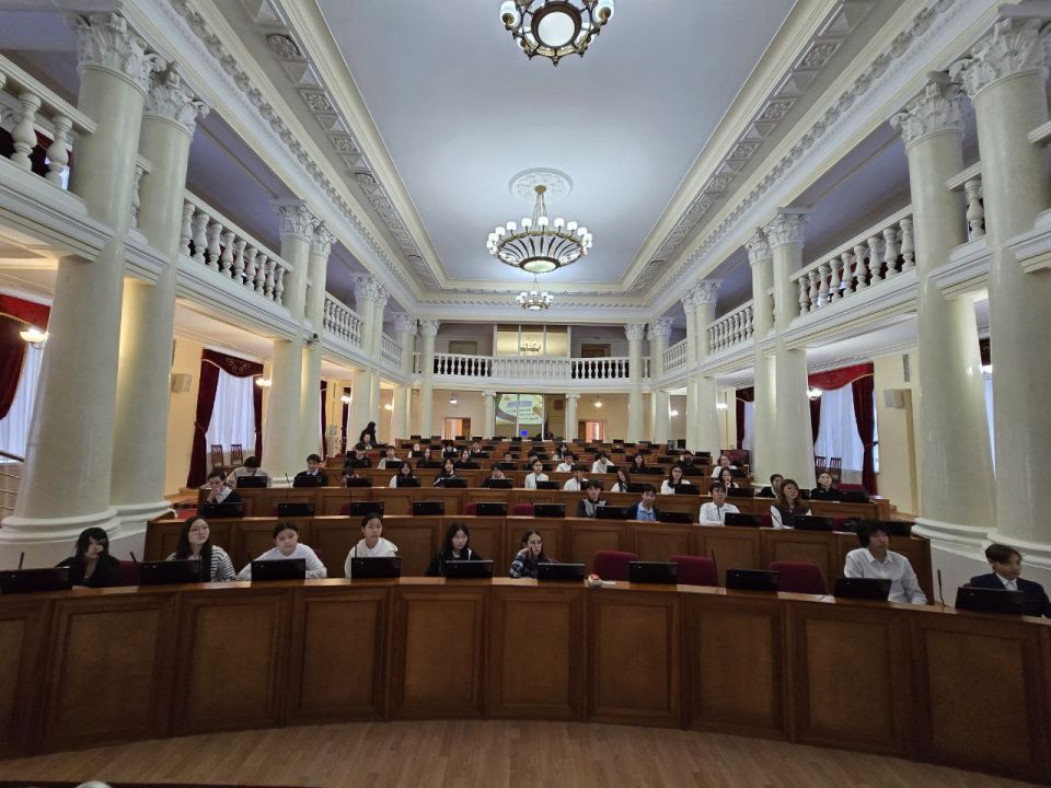 Урок обществознания в стенах Народного Хурала