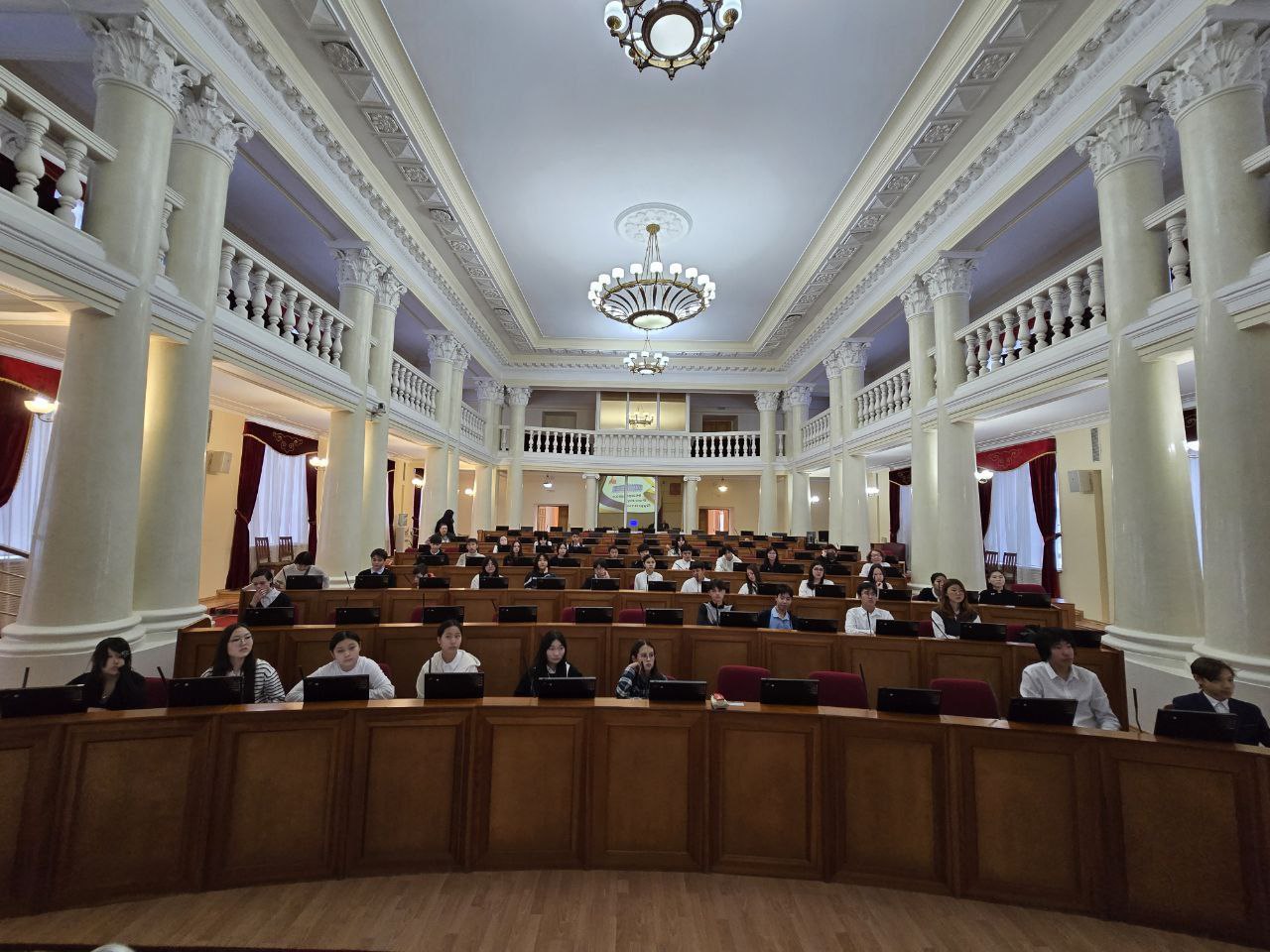 Урок обществознания в стенах Народного Хурала