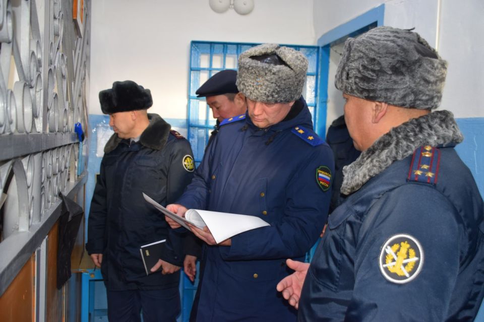 Прокурор республики проверил условия содержания осужденных в исправительной колонии № 8