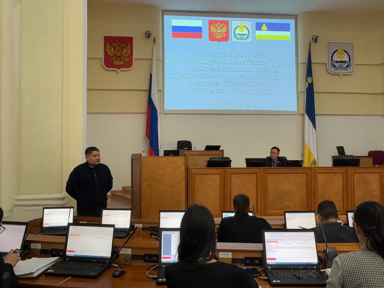 Комитет Народного Хурала по межрегиональным связям, национальным вопросам, молодежной политике, общественным и религиозным объединениям под председательством Виталия Лыгденова обсудил сегодня на заседании 18 вопросов... Комитет Народного Хурала по межрегиональным связям, национальным вопросам, молодежной политике, общественным и религиозным объединениям под председательством Виталия Лыгденова обсудил сегодня на заседании 18 вопросов...