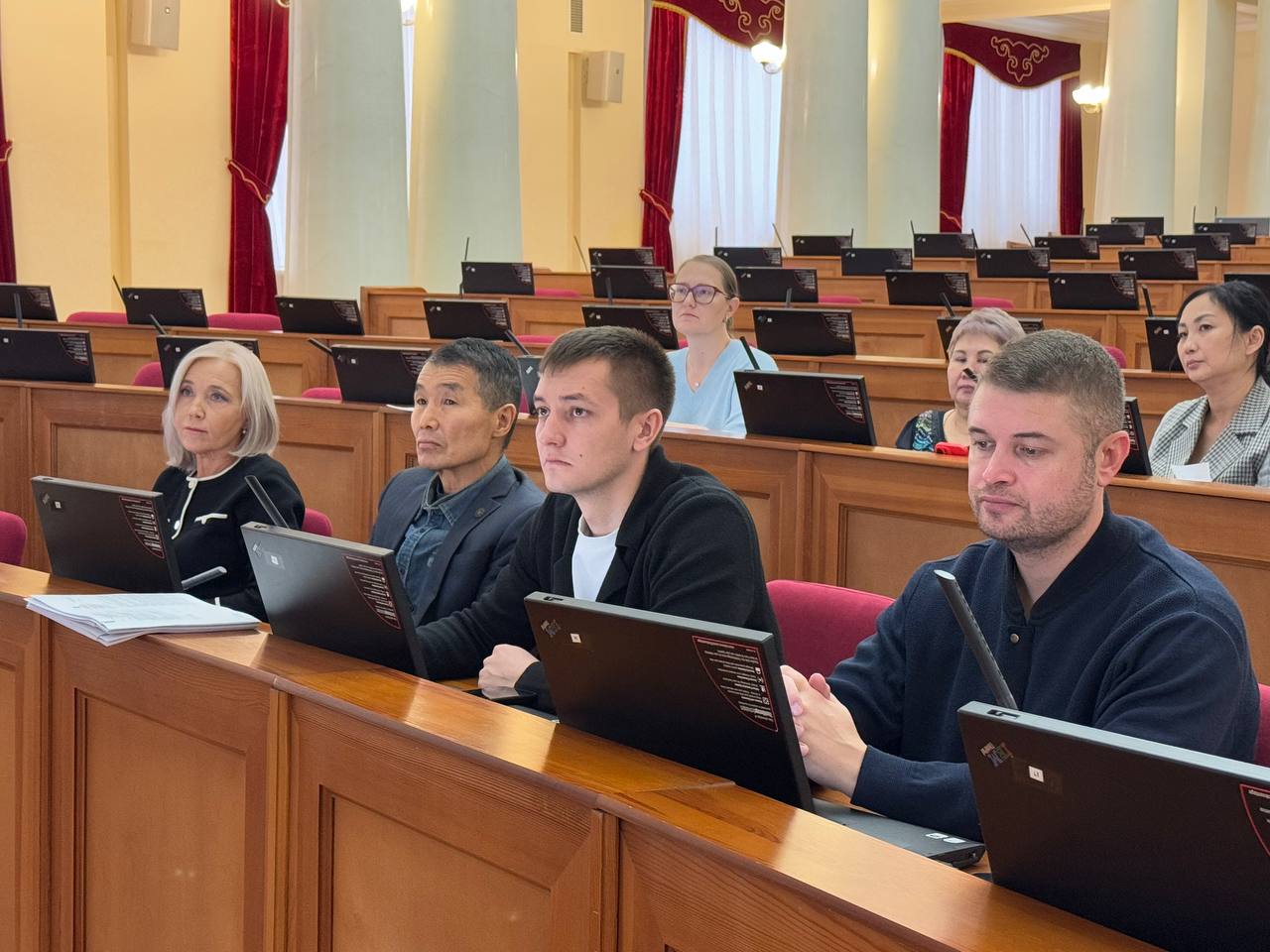 Комитет Народного Хурала по межрегиональным связям, национальным вопросам, молодежной политике, общественным и религиозным объединениям под председательством Виталия Лыгденова обсудил сегодня на заседании 18 вопросов... Комитет Народного Хурала по межрегиональным связям, национальным вопросам, молодежной политике, общественным и религиозным объединениям под председательством Виталия Лыгденова обсудил сегодня на заседании 18 вопросов...