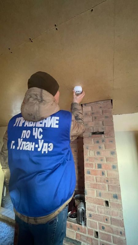 В Советском районе Улан-Удэ продолжается работа по установке пожарных извещателей в домах семей, находящихся в социально опасном положении