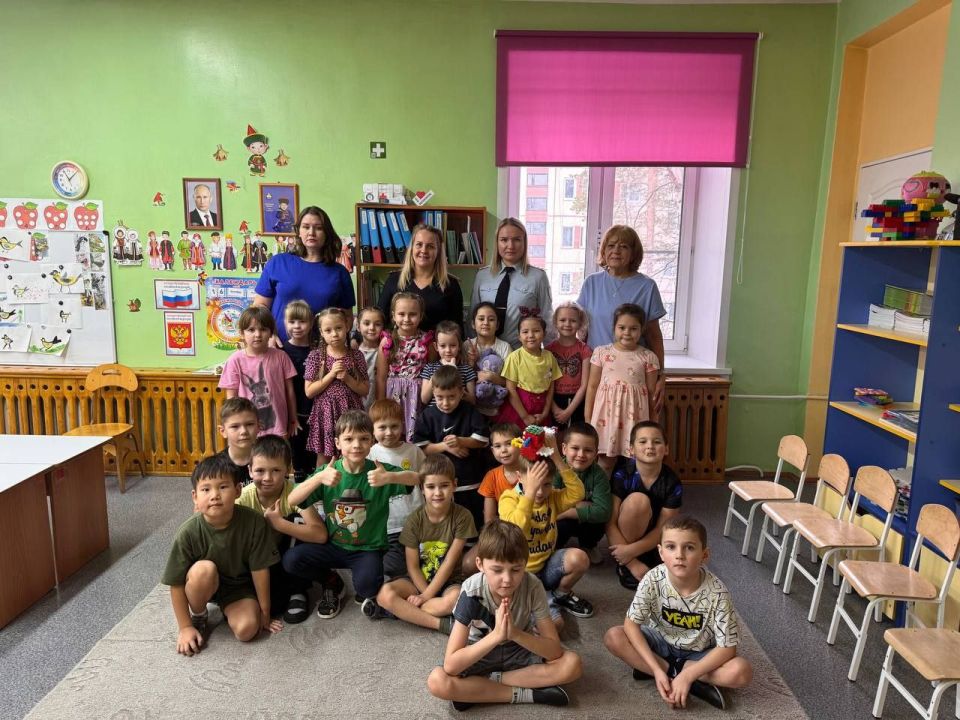 В рамках Всероссийского дня правовой помощи детям сотрудники Северобайкальского ЛО МВД России на транспорте провели увлекательное занятие с воспитанниками детского сада «Теремок» г. Северобайкальска