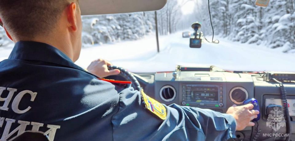 Уступи дорогу!. Видишь машину с мигалками и сиреной? Немедленно пропусти её вперёд! Это правило обязан соблюдать каждый водитель