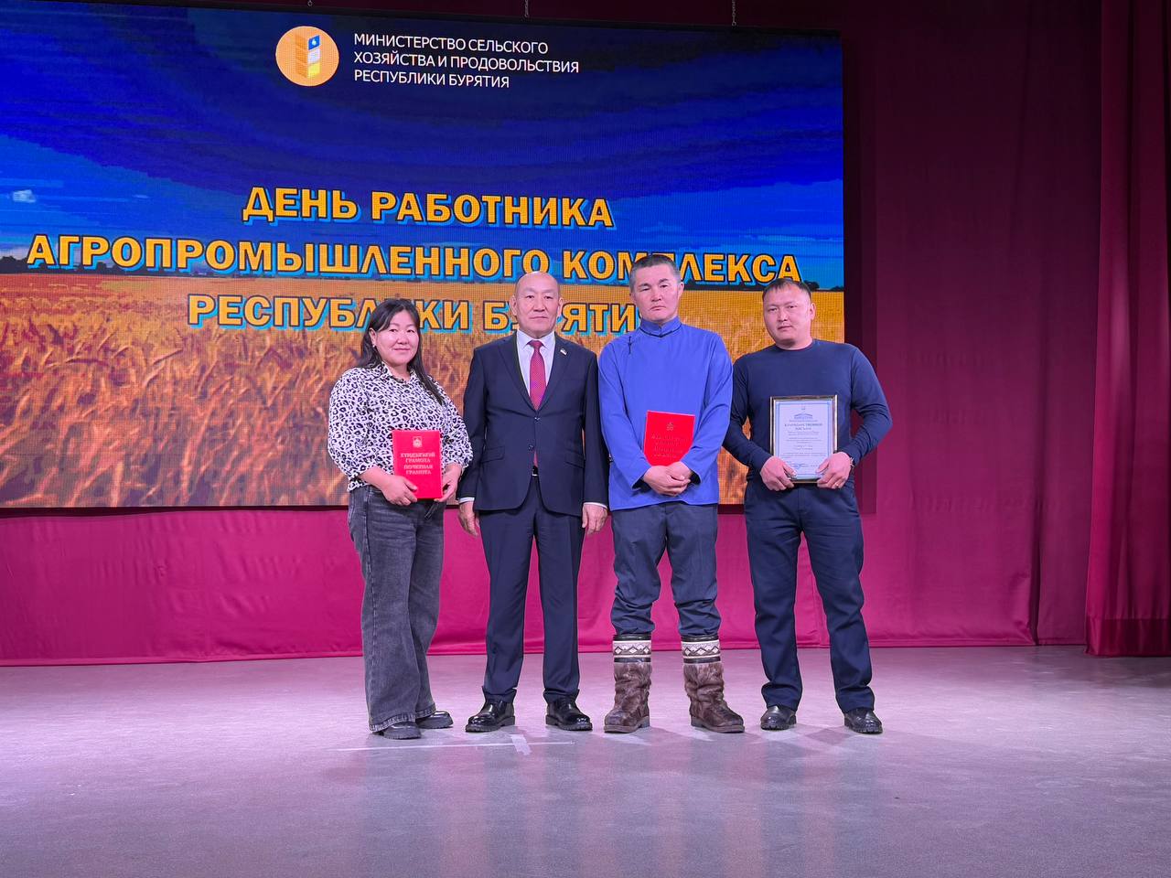 Далее вице-спикер вручил почетные грамоты Народного Хурала РБ исполнительному директору ООО «Племенной завод «Николаевский» Роману Миткинову, главе КФХ из Селенгинского района Буянто Чагдурову и трактористу из Хоринского... Далее вице-спикер вручил почетные грамоты Народного Хурала РБ исполнительному директору ООО «Племенной завод «Николаевский» Роману Миткинову, главе КФХ из Селенгинского района Буянто Чагдурову и трактористу из Хоринского...