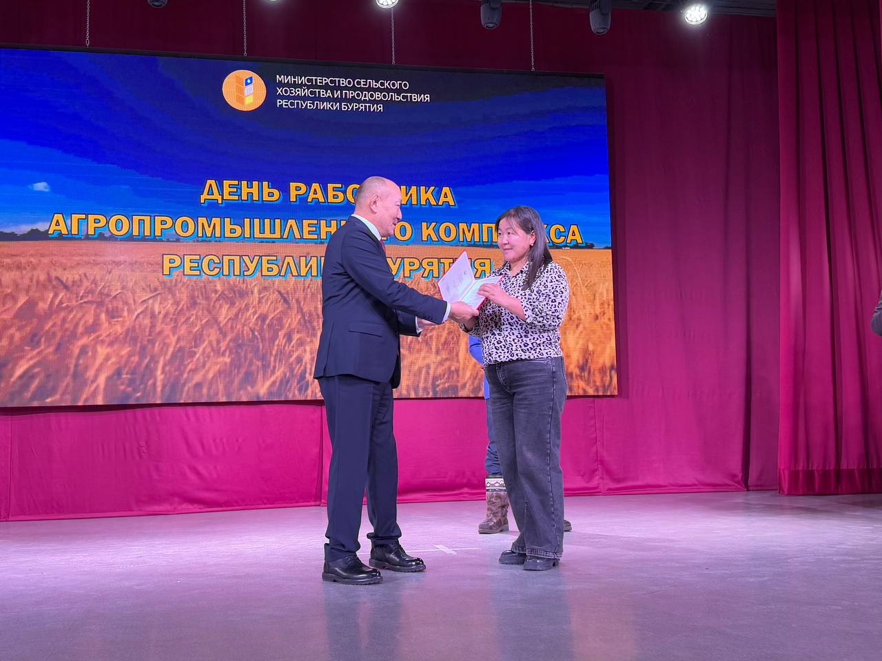 Далее вице-спикер вручил почетные грамоты Народного Хурала РБ исполнительному директору ООО «Племенной завод «Николаевский» Роману Миткинову, главе КФХ из Селенгинского района Буянто Чагдурову и трактористу из Хоринского...