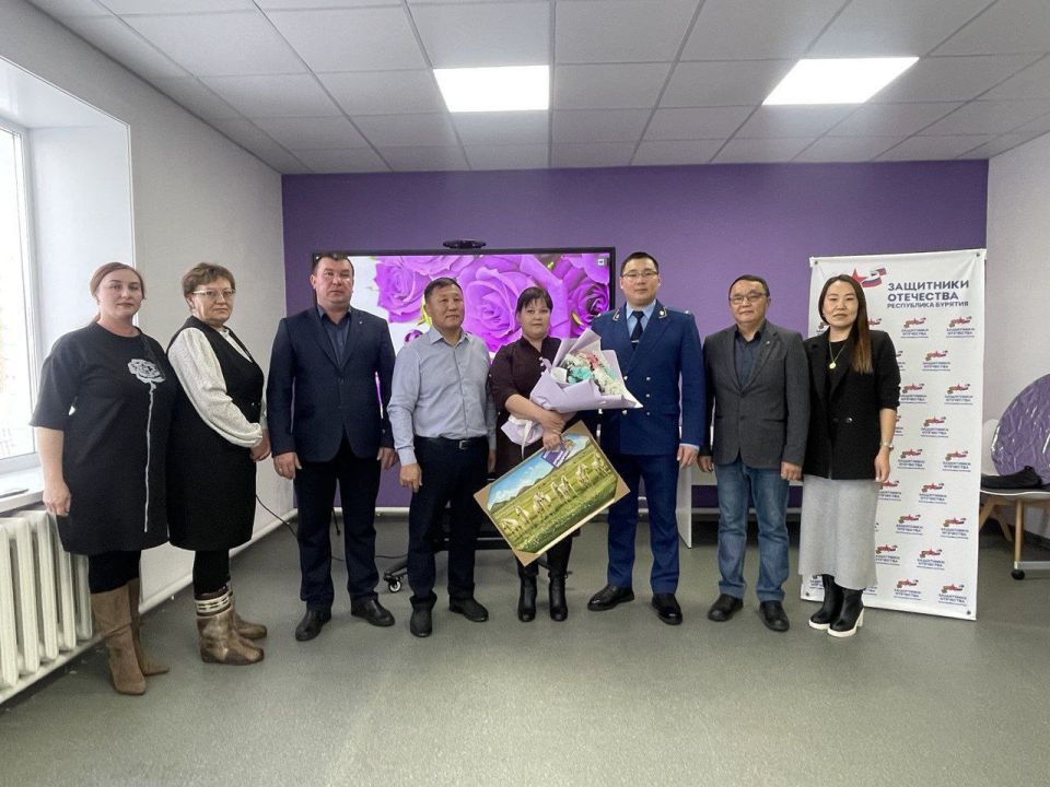 В Джидинском районе поздравили участницу СВО с Днём матери