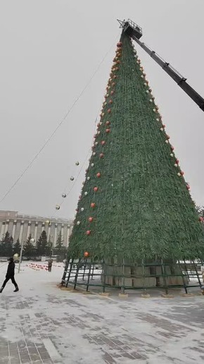 Главную елку Бурятии нарядили гирляндой