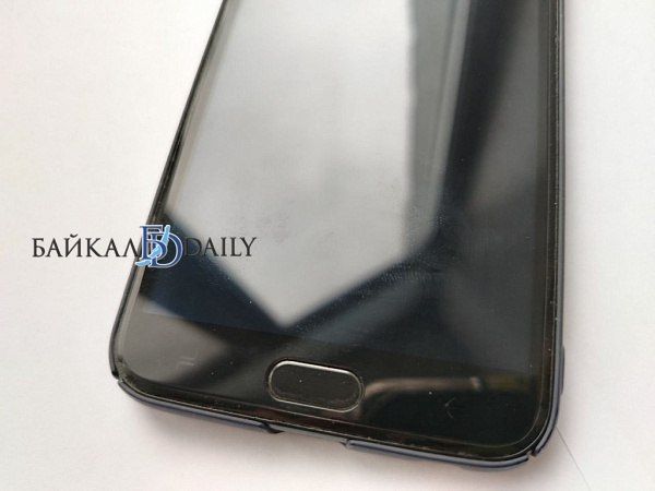 Таксист прикарманил мобильник пассажирки