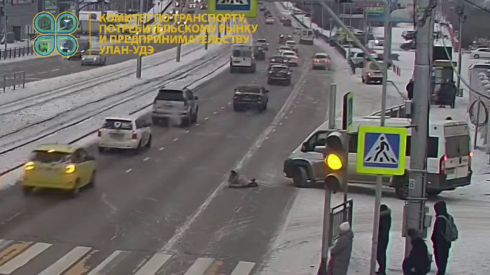 Не заметил: в Улан-Удэ микроавтобус вытолкнул пешехода на проезжую часть