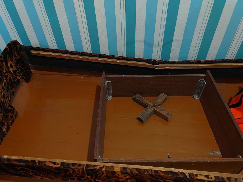 Ребёнок два дня прятался от родных под диваном